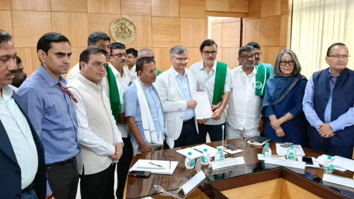 गन्ना किसानों की मांग: खेत पर ही तय हो गन्ने का पूरा दाम, कटाई और ढुलाई के पैसे न काटें मिलें