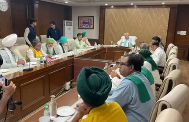 किसानों और सरकार के बीच लंबी बैठक, MSP समेत 10 मांगों पर हुई चर्चा