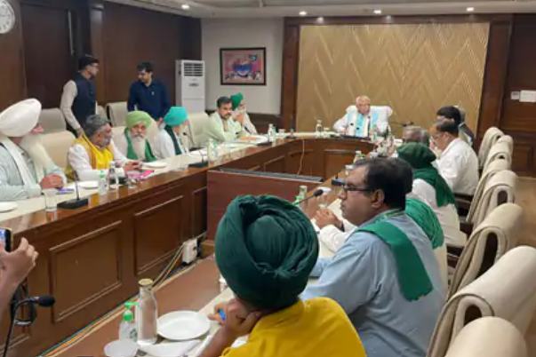 किसानों और सरकार के बीच लंबी बैठक, MSP समेत 10 मांगों पर हुई चर्चा