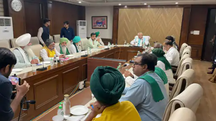 किसानों और सरकार के बीच लंबी बैठक, MSP समेत 10 मांगों पर हुई चर्चा