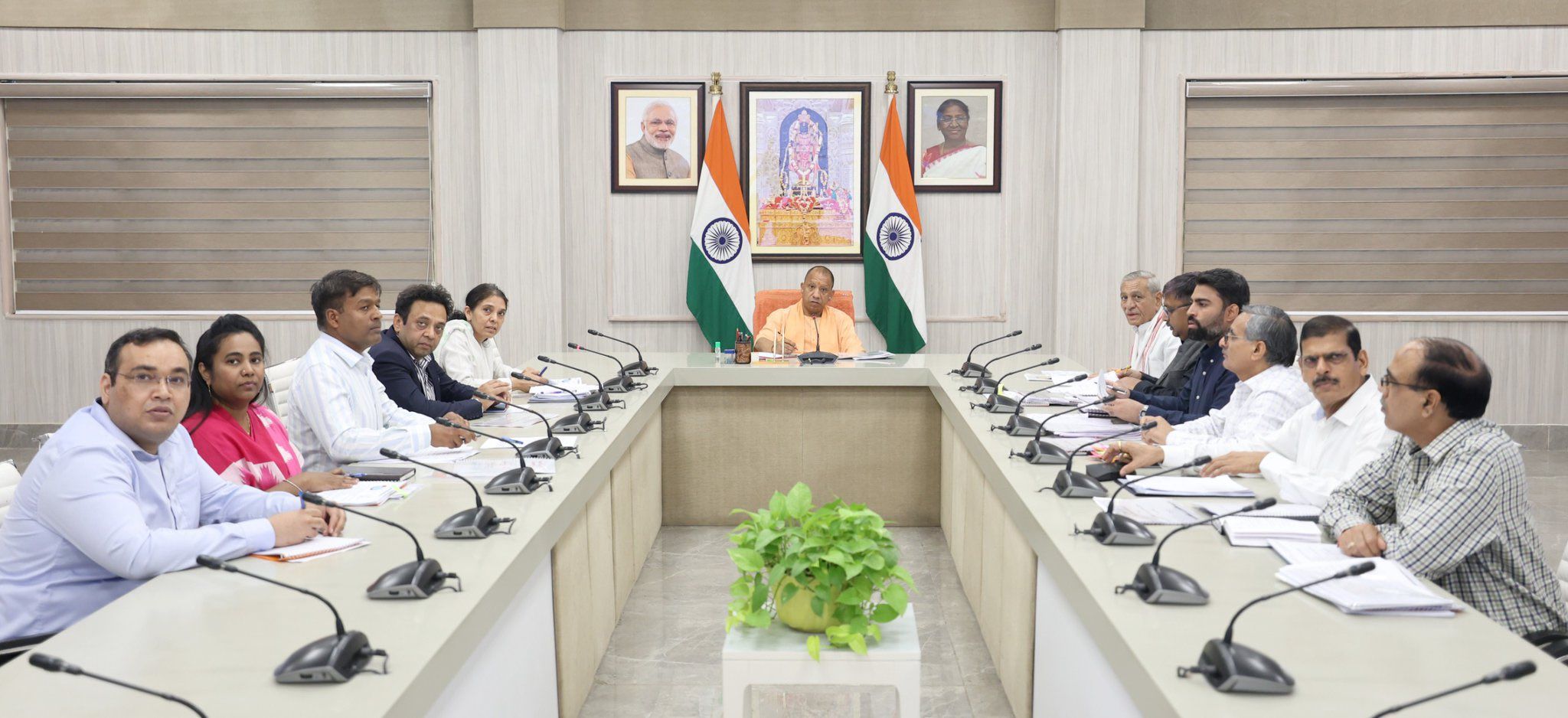 गन्ना किसानों को ट्रेनिंग दिलवाएगी यूपी सरकार, सीएम योगी ने अधिकारियों को दिए निर्देश