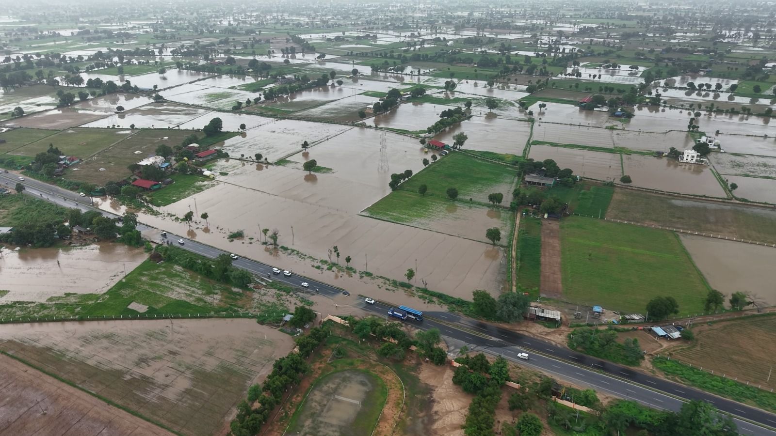 उत्तर गुजरात में भारी बारिश का कहर: बनासकांठा में 10,000 एकड़ खेती की जमीन जलमग्न, किसानों के सपने डूबे