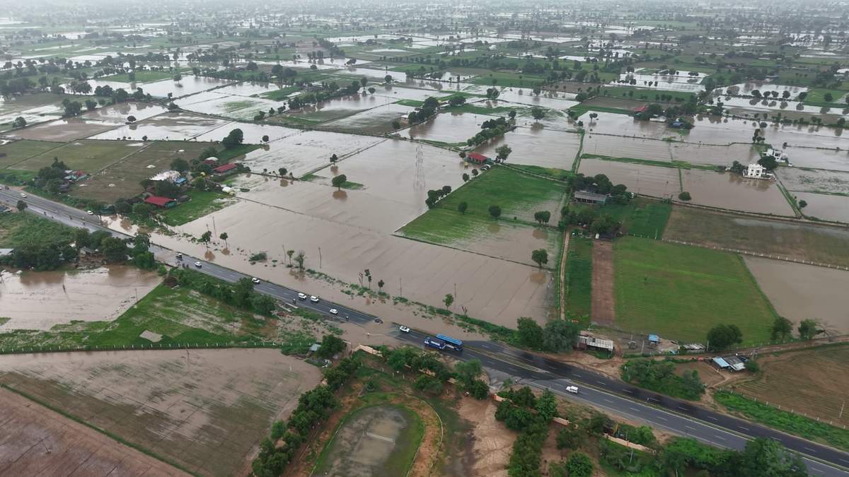 उत्तर गुजरात में भारी बारिश का कहर: बनासकांठा में 10,000 एकड़ खेती की जमीन जलमग्न, किसानों के सपने डूबे
