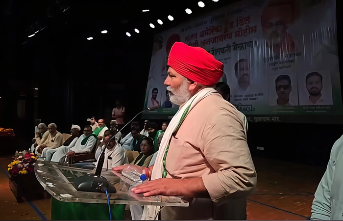 जलगांव में राकेश टिकैत ने महाराष्ट्र के किसानों की कर्ज, MSP और फसल बीमा से जुड़ी समस्याओं को लेकर सरकार पर निशाना साधा।