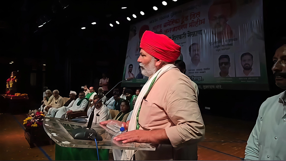 जलगांव में राकेश टिकैत ने महाराष्ट्र के किसानों की कर्ज, MSP और फसल बीमा से जुड़ी समस्याओं को लेकर सरकार पर निशाना साधा।