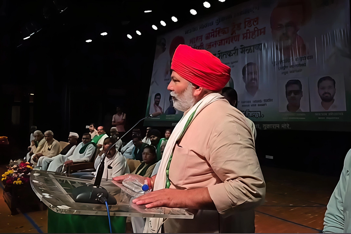 जलगांव में राकेश टिकैत ने महाराष्ट्र के किसानों की कर्ज, MSP और फसल बीमा से जुड़ी समस्याओं को लेकर सरकार पर निशाना साधा।