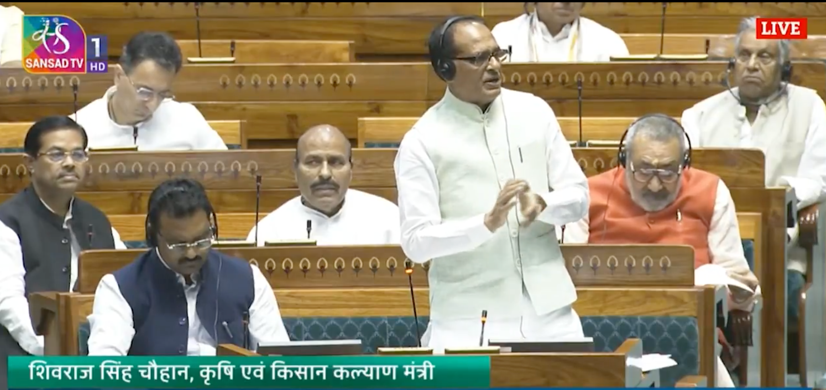 सरकार किसानों को उत्पादन लागत कम करने और उनकी उपज को बेचने में मदद कर रही, लोकसभा में बोले कृषि मंत्री