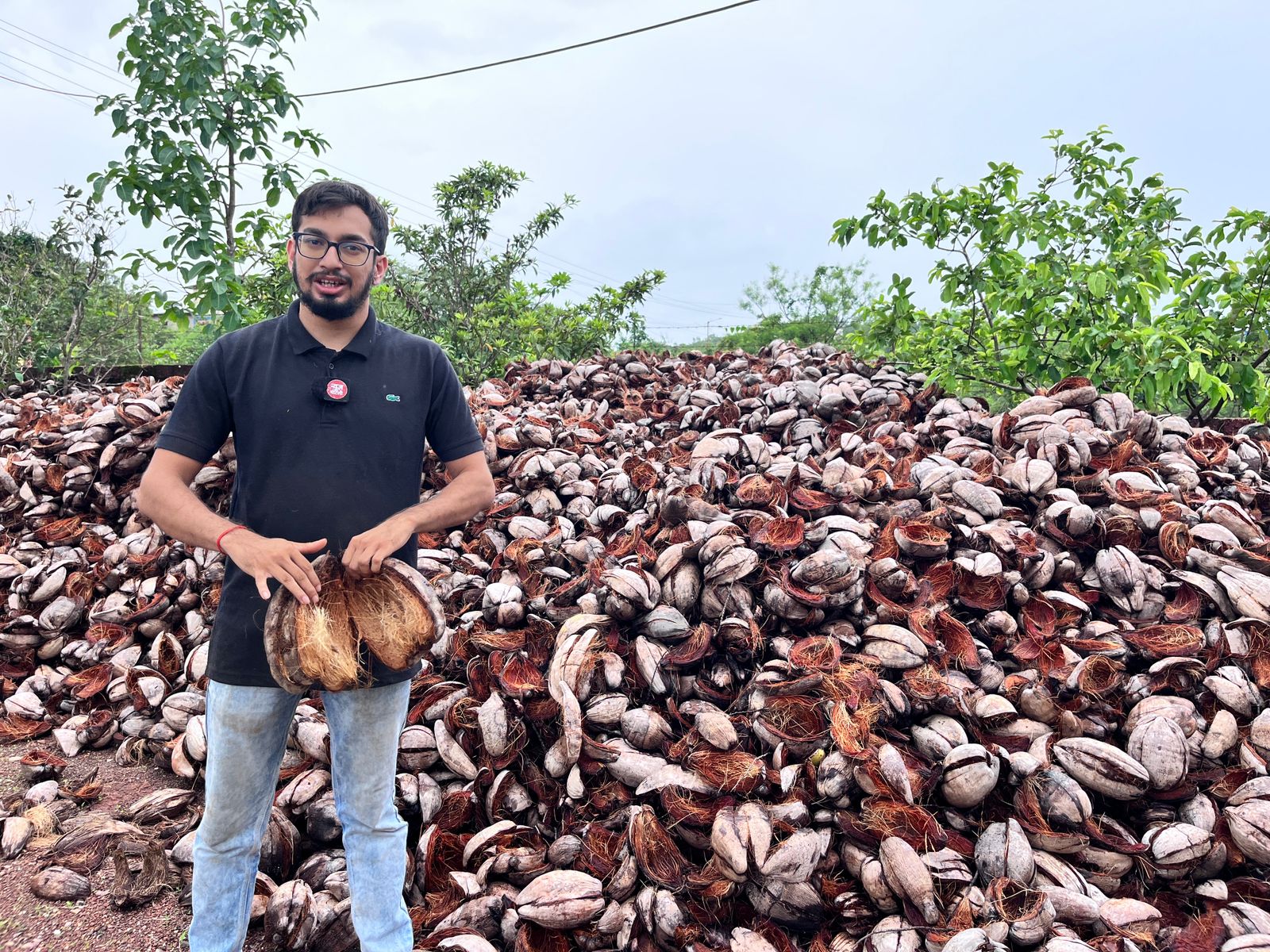 नारियल के छिलके से लाखों का बिजनेस, सुनिए दापोली के श्रवण डाँडेकर की कहानी
