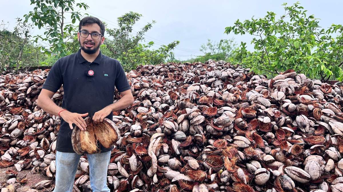 नारियल के छिलके से लाखों का बिजनेस, सुनिए दापोली के श्रवण डाँडेकर की कहानी