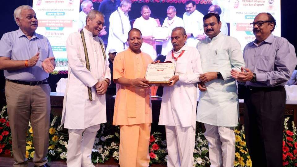 यूपी के 132 गन्ना किसानों को मुख्यमंत्री आदित्यनाथ ने किया सम्मानित