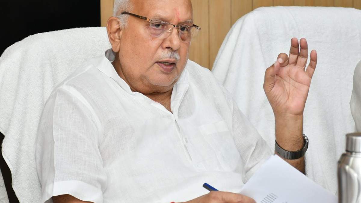 यूपी में खाद की कालाबाजारी पर सरकार सख्त, सीतापुर, बलरामपुर और श्रावस्ती के जिला कृषि अधिकारी निलंबित