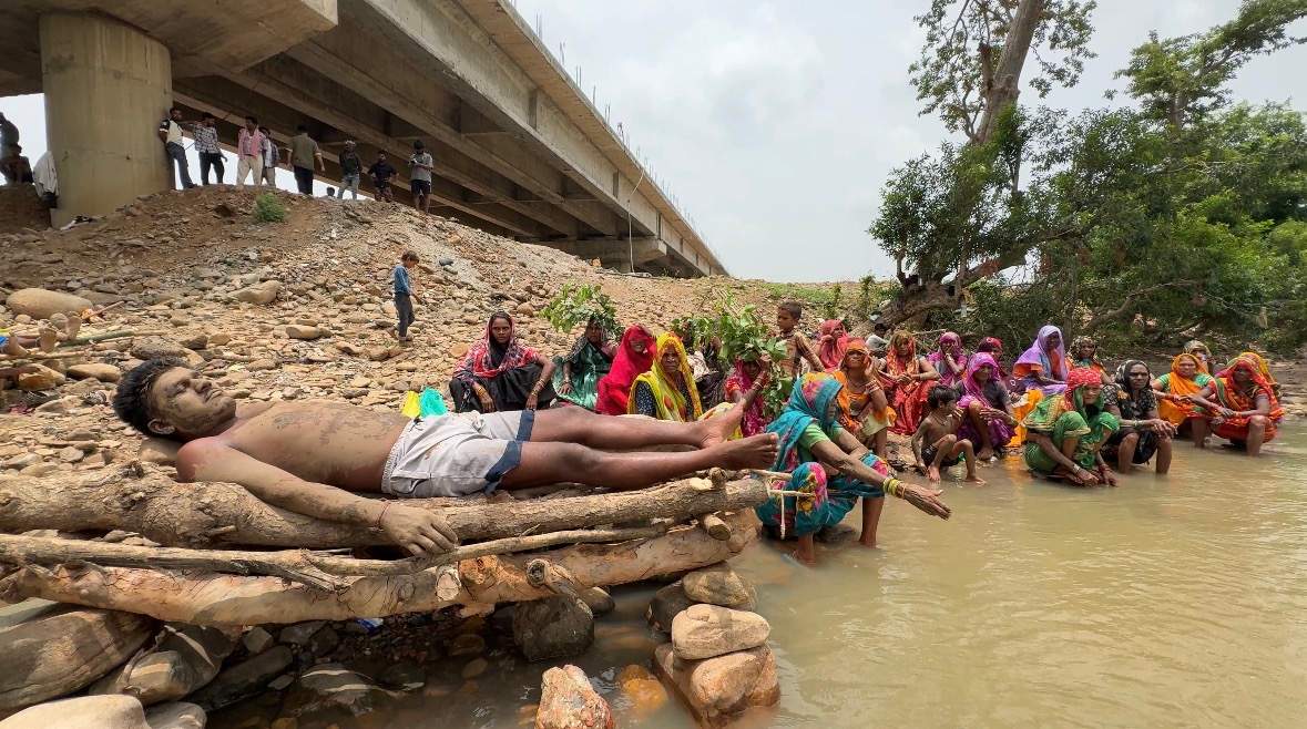 आदिवासियों का चिता आंदोलन। फोटो- मिथिलेश धर दुबे, न्यूज पोटली