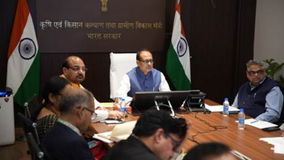 केंद्रीय कृषि एवं किसान कल्याण मंत्री शिवराज सिंह चौहान ने खरीफ सीजन की तैयारियों को लेकर नई दिल्ली में कृषि मंत्रालय की साप्ताहिक समीक्षा बैठक की।