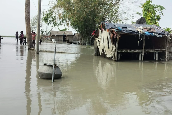 यह तस्वीर बिहार के पश्चिमी चंपारण के एक गांव की है, जो पूरी तरह से बाढ़ में डूबा हुआ है।