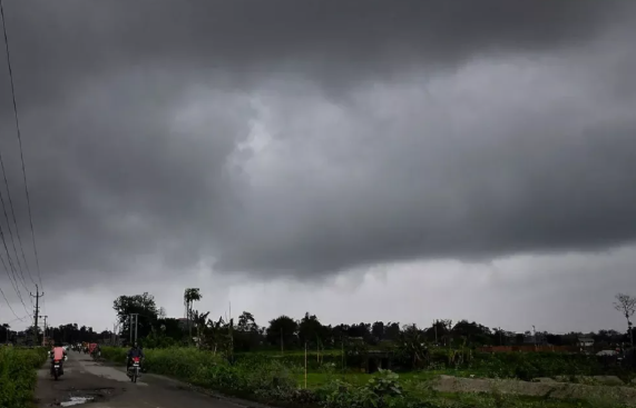 उत्तर प्रदेश में अगले 3-4 दिनों तक अलग-अलग स्थानों पर भारी से बहुत भारी बारिश होने का अनुमान है।