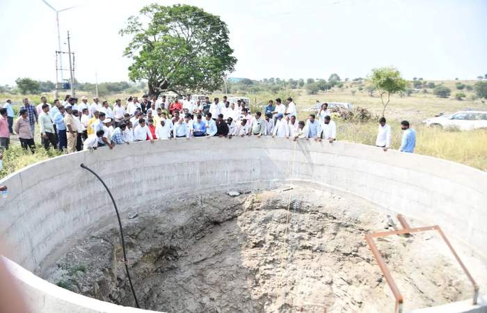 बीड में सूखे से 8.22 लाख किसान प्रभावित, समय पर मुआवजा देने के निर्देश