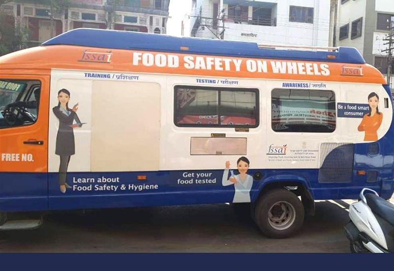 FSSAI की "फूड सेफ्टी ऑन व्हील्स" लैब इस तरह करती है दूध में मिलावट की जांच