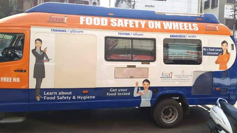 FSSAI की "फूड सेफ्टी ऑन व्हील्स" लैब इस तरह करती है दूध में मिलावट की जांच