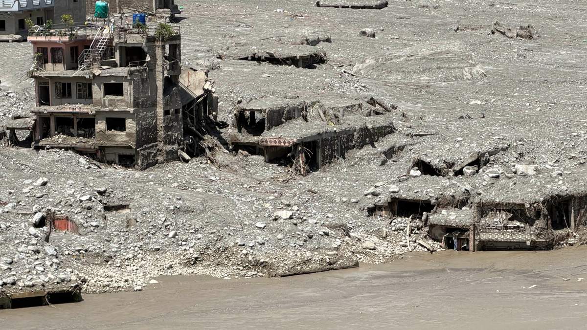 नेपाल बाढ़: पानी उतरा, लेकिन पीछे छोड़ गया तबाही और मातम