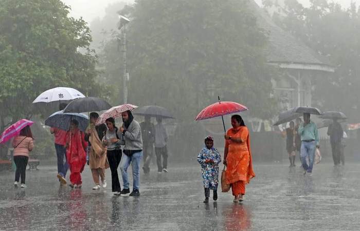 पहाड़ों से लेकर मैदानी इलाकों तक बारिश का दौर तेज होने वाला है। भारत मौसम विज्ञान विभाग (IMD) ने नया पूर्वानुमान जारी करते हुए कई राज्यों में भारी से बहुत भारी बारिश का अलर्ट जारी किया है।