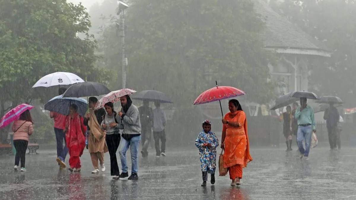 पहाड़ों से लेकर मैदानी इलाकों तक बारिश का दौर तेज होने वाला है। भारत मौसम विज्ञान विभाग (IMD) ने नया पूर्वानुमान जारी करते हुए कई राज्यों में भारी से बहुत भारी बारिश का अलर्ट जारी किया है।