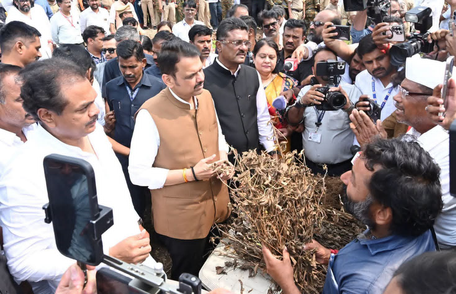 महाराष्ट्र में सूखा घोषित, 265 तहसीलों के किसानों को कर्ज और बिजली में राहत