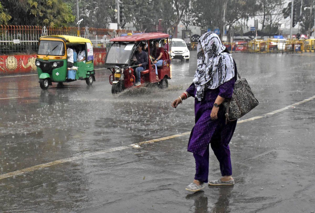 देश भर में जारी है मानसूनी बारिश, हिमाचल और गुजरात में भारी बारिश का अलर्ट