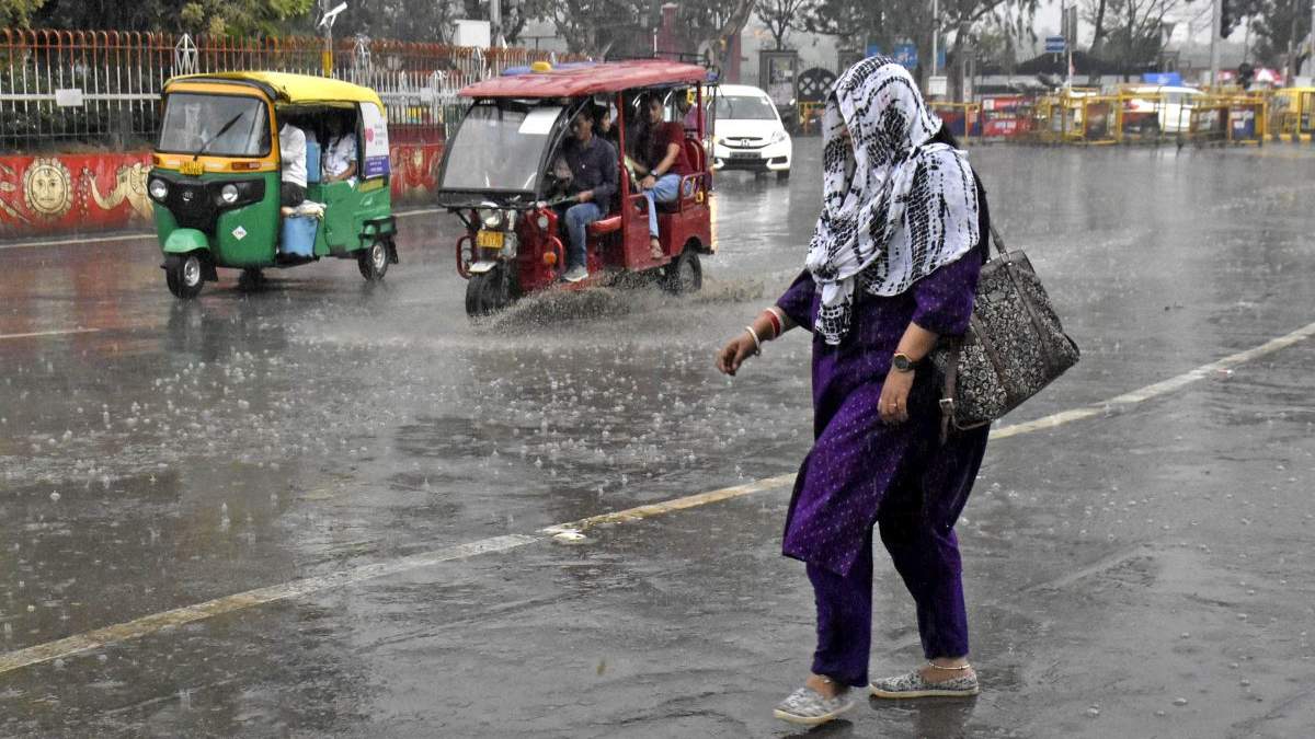 देश भर में जारी है मानसूनी बारिश, हिमाचल और गुजरात में भारी बारिश का अलर्ट