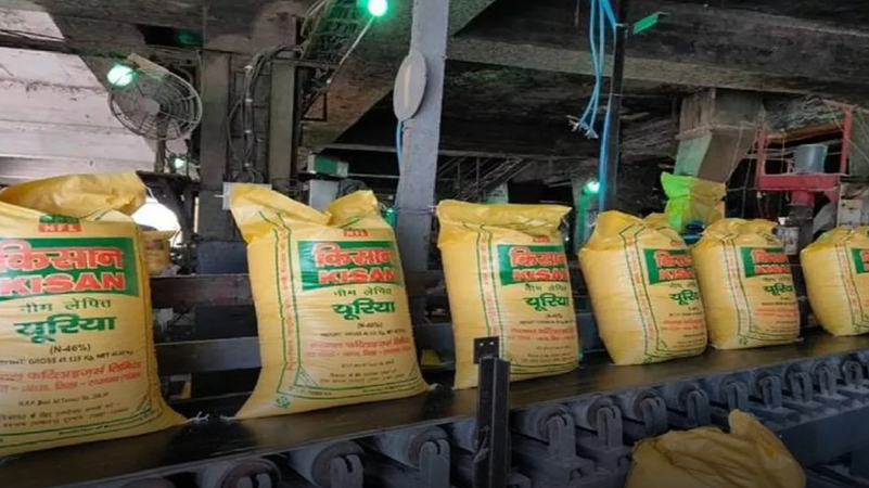 यूपी में खाद के लिए भटक रहे किसान, सहकारी समितियों के सचिवों की हड़ताल से बढ़ी परेशानी