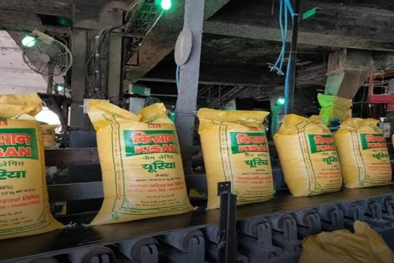 यूपी में खाद के लिए भटक रहे किसान, सहकारी समितियों के सचिवों की हड़ताल से बढ़ी परेशानी