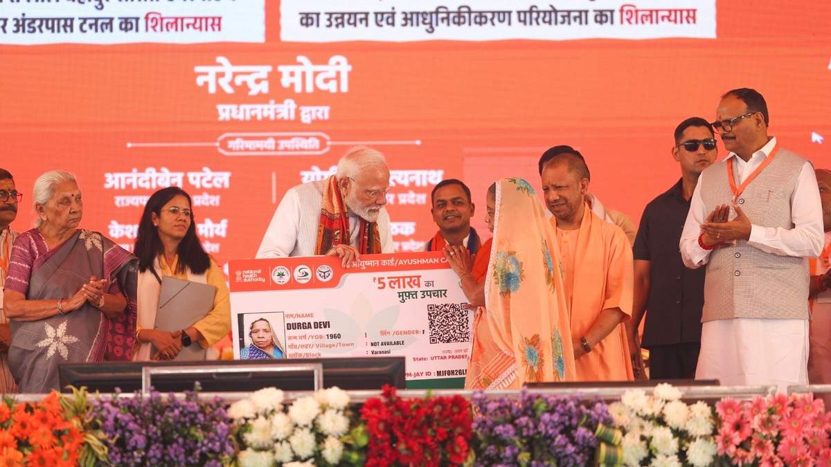 काशी में पीएम मोदी ने बनास डेयरी के पशुपालकों को दिया 106 करोड़ रुपये का बोनस, कहा 'काशी मेरी है और मैं काशी का हूं'