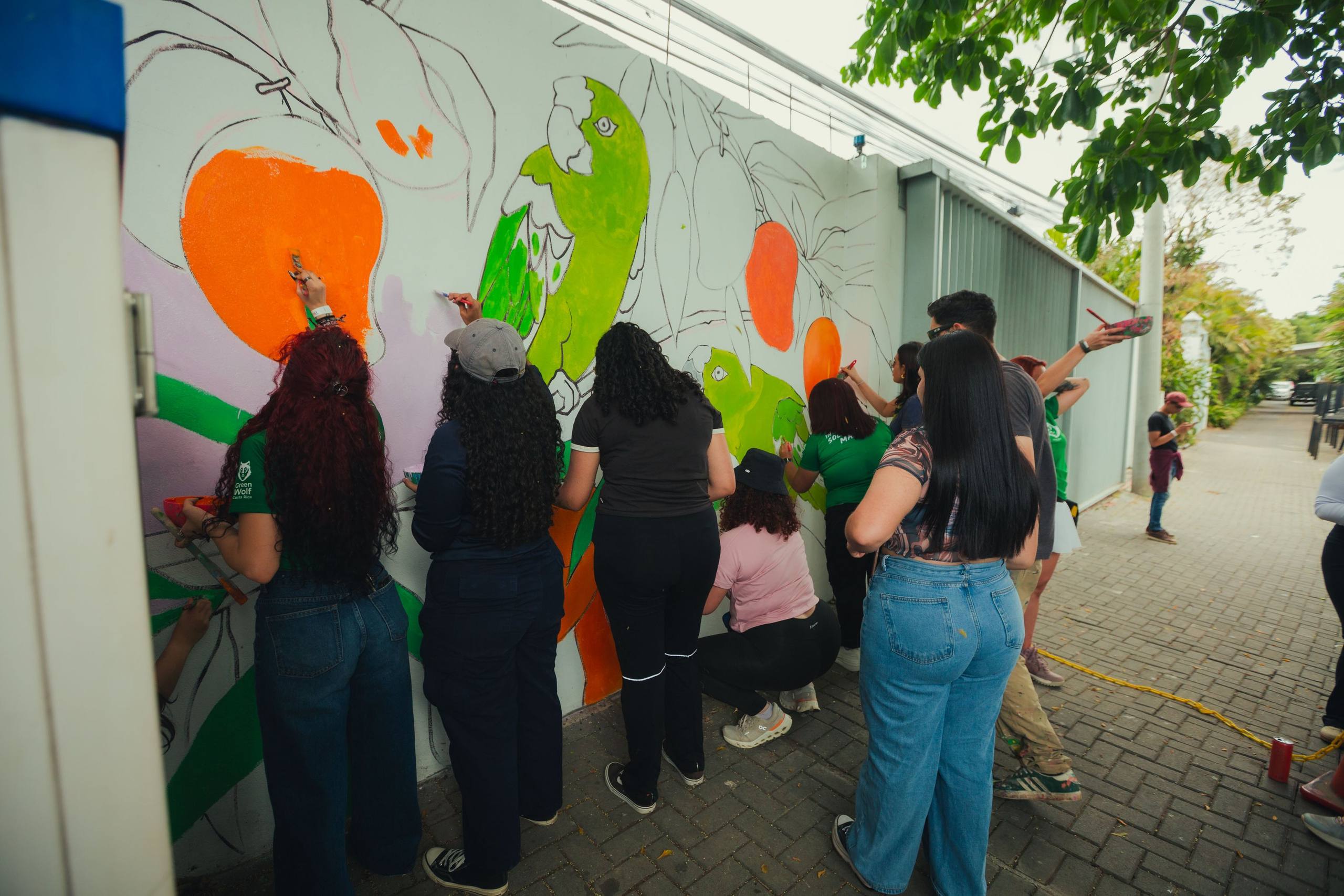 Mural colectivo pintado en comunidad