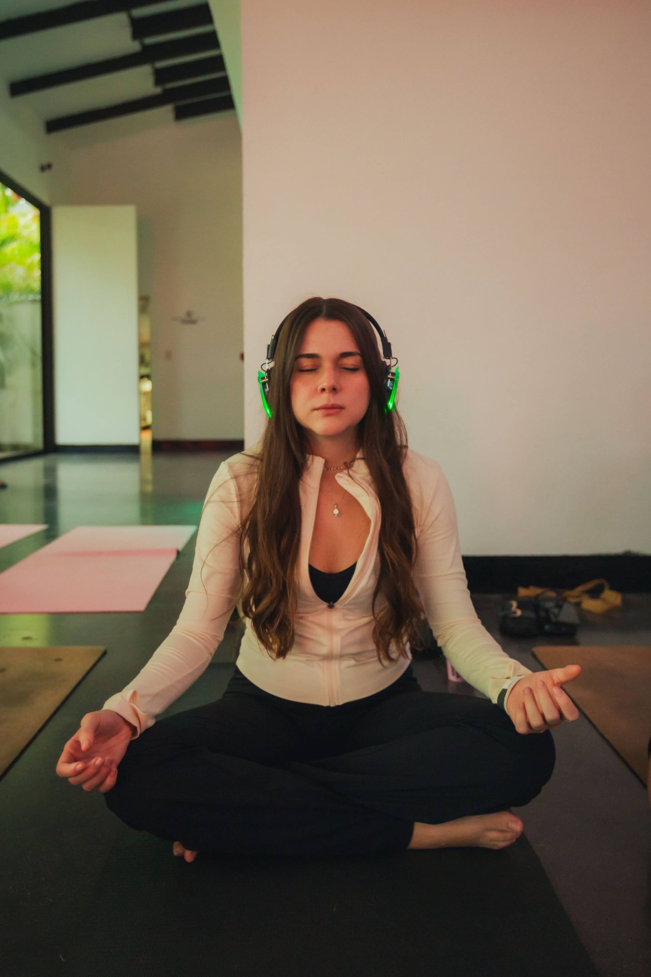 Participante en meditación guiada con audífonos