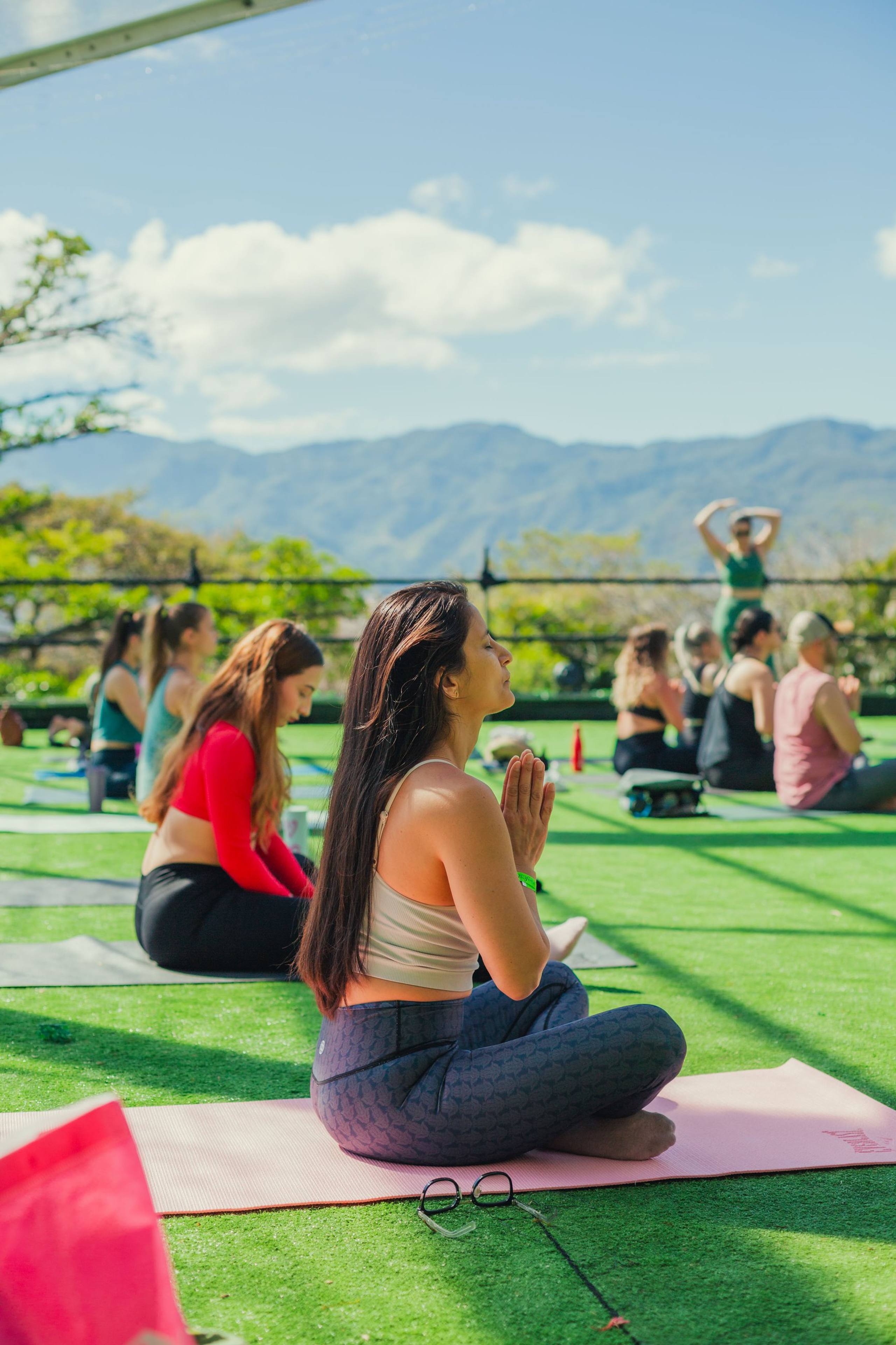 Meditación al aire libre con las montañas al fondo