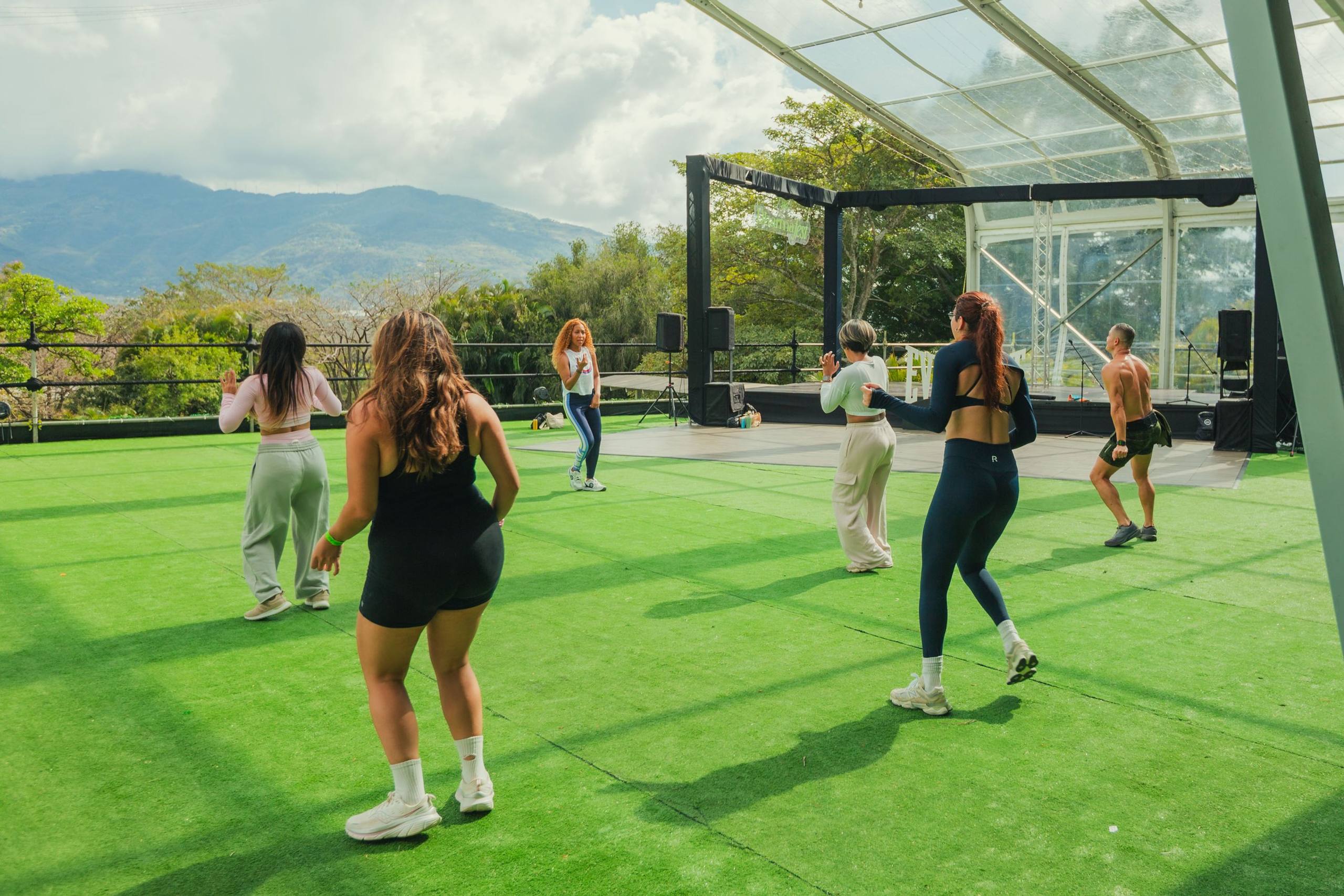 Clase de zumba con vista a las montañas