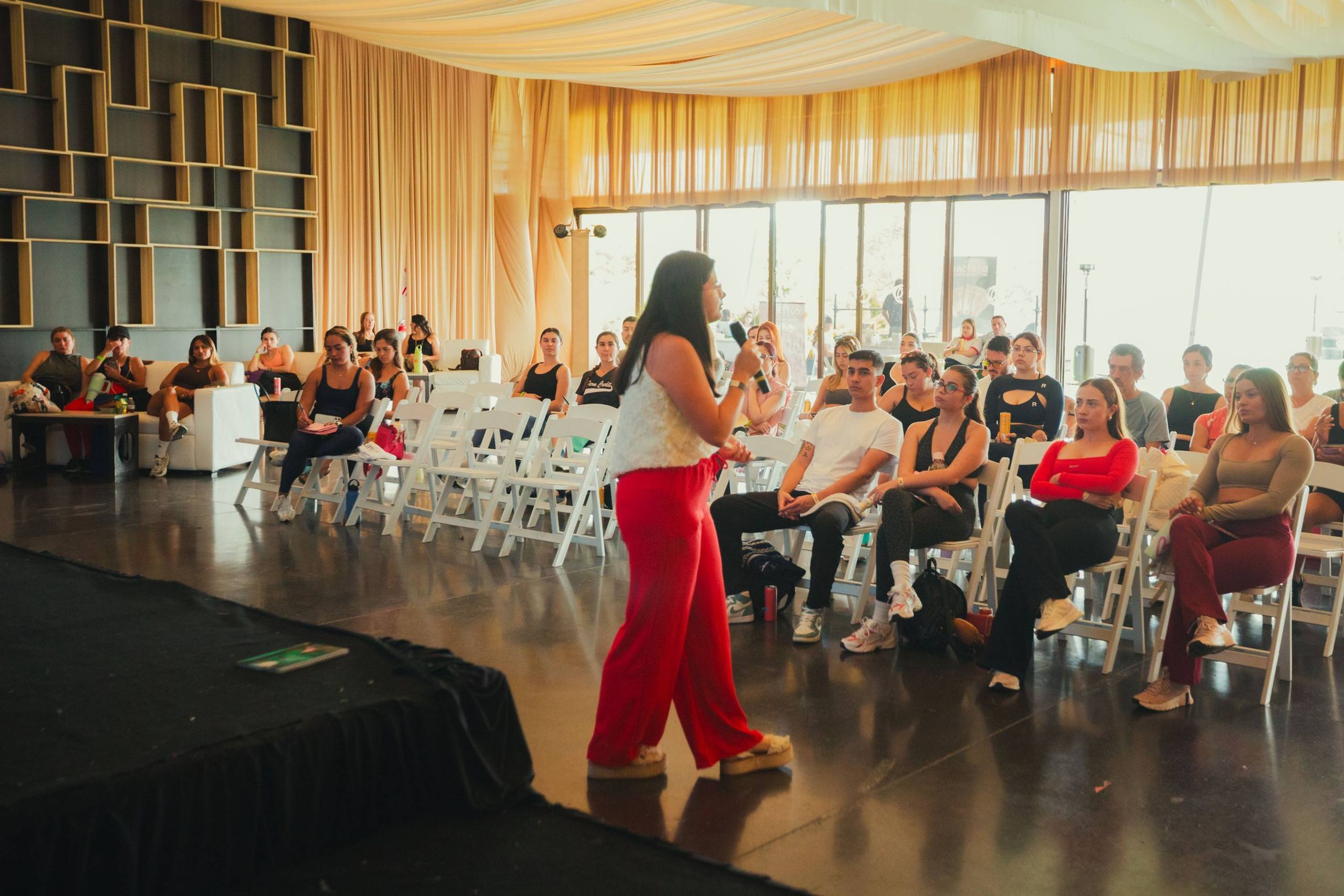 Salón Higuerón durante una charla de Dharma Fest