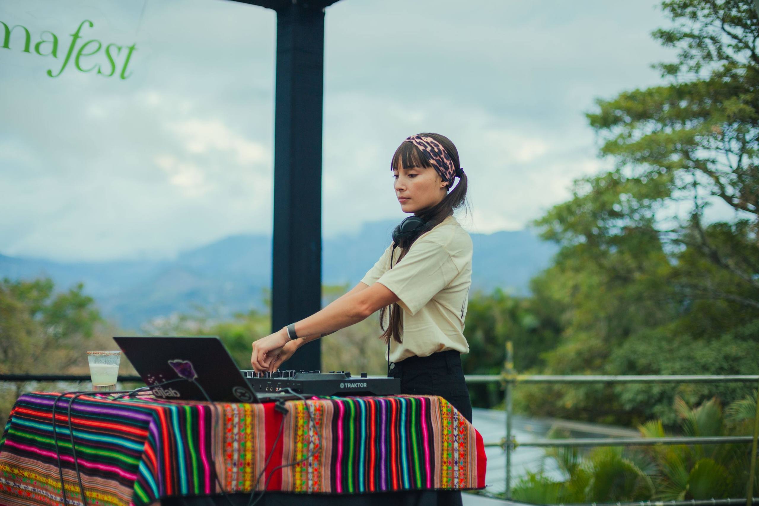 DJ set al atardecer con las montañas al fondo en Dharma Fest