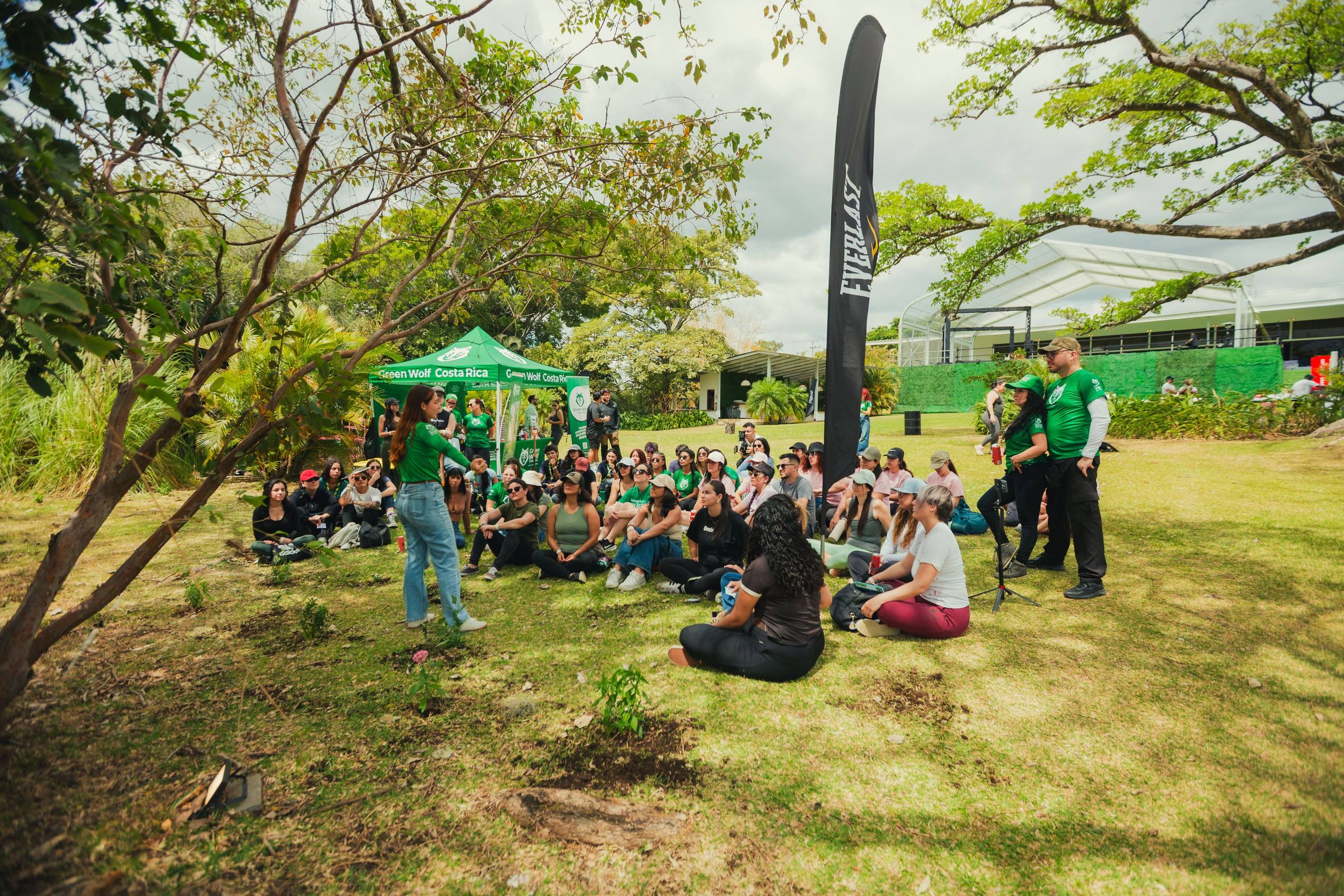 Conversatorio al aire libre bajo los árboles de Campo Lago