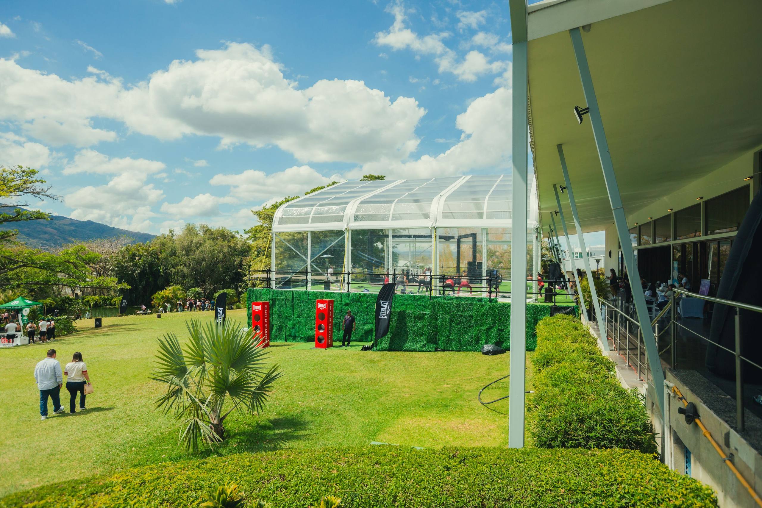 La carpa y el campo de Campo Lago bajo un cielo despejado