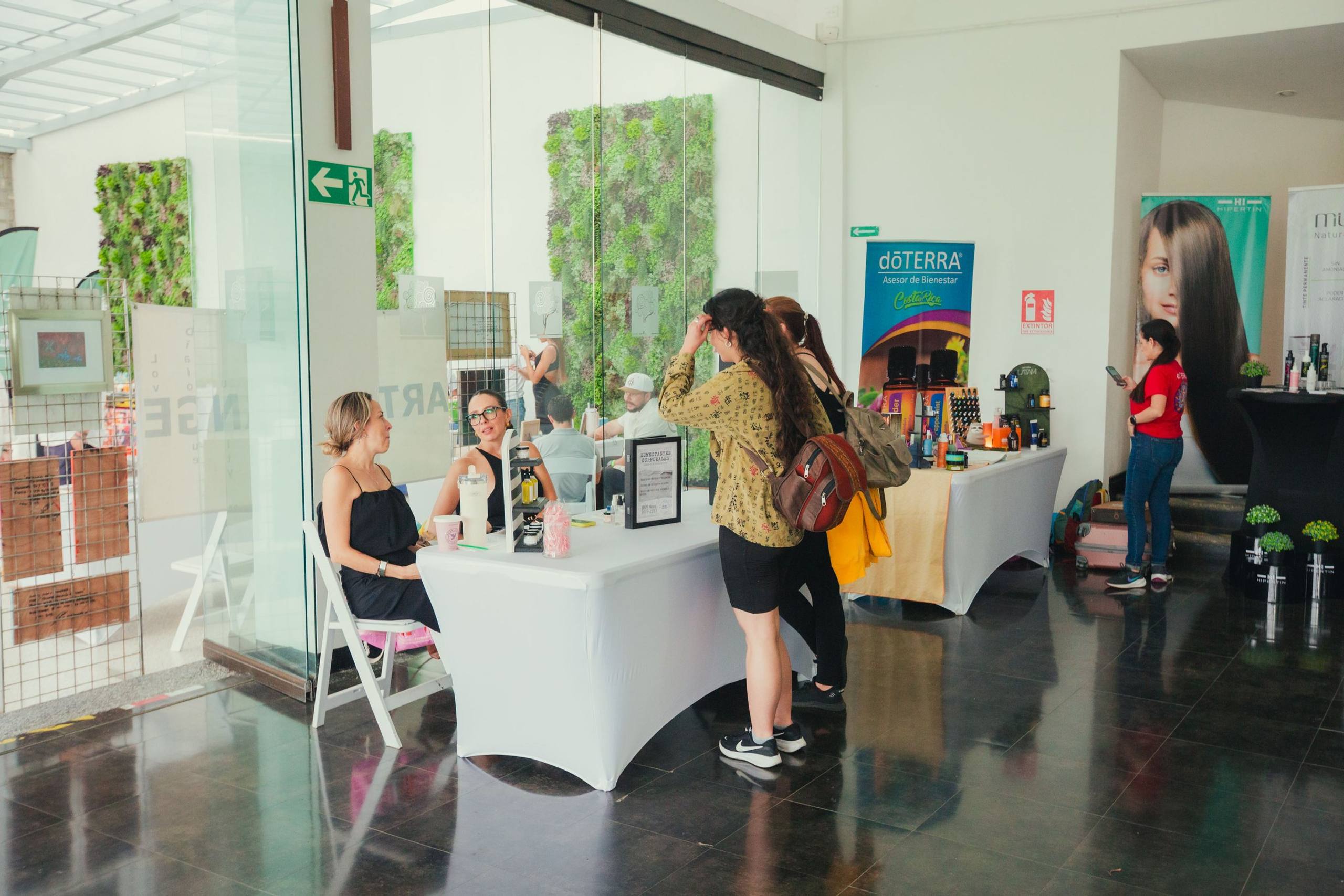 Salón Terraza 360 con el Mercadito de Dharma Fest