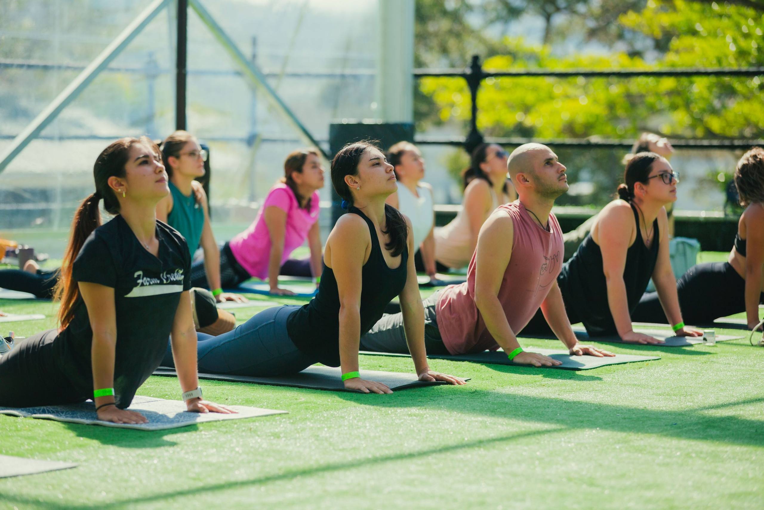 Clase masiva de yoga bajo la carpa, con las montañas al fondo