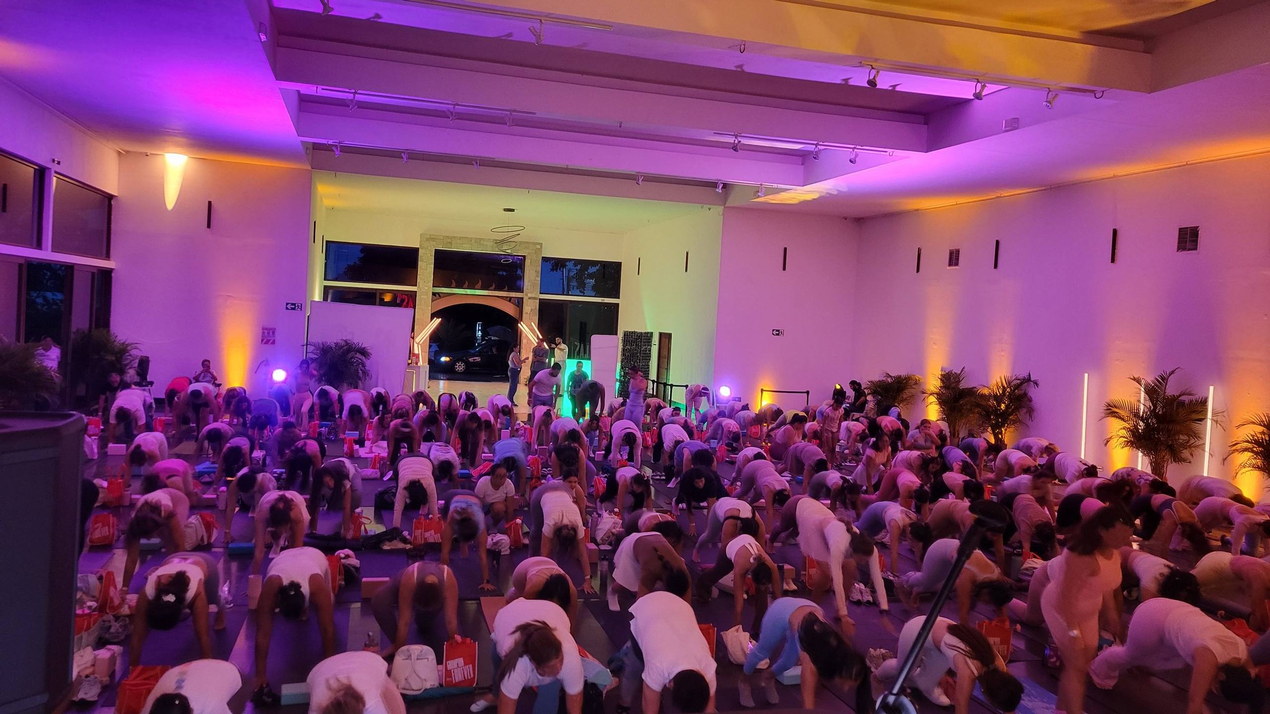 Clase en luz violeta durante Flow & Glow