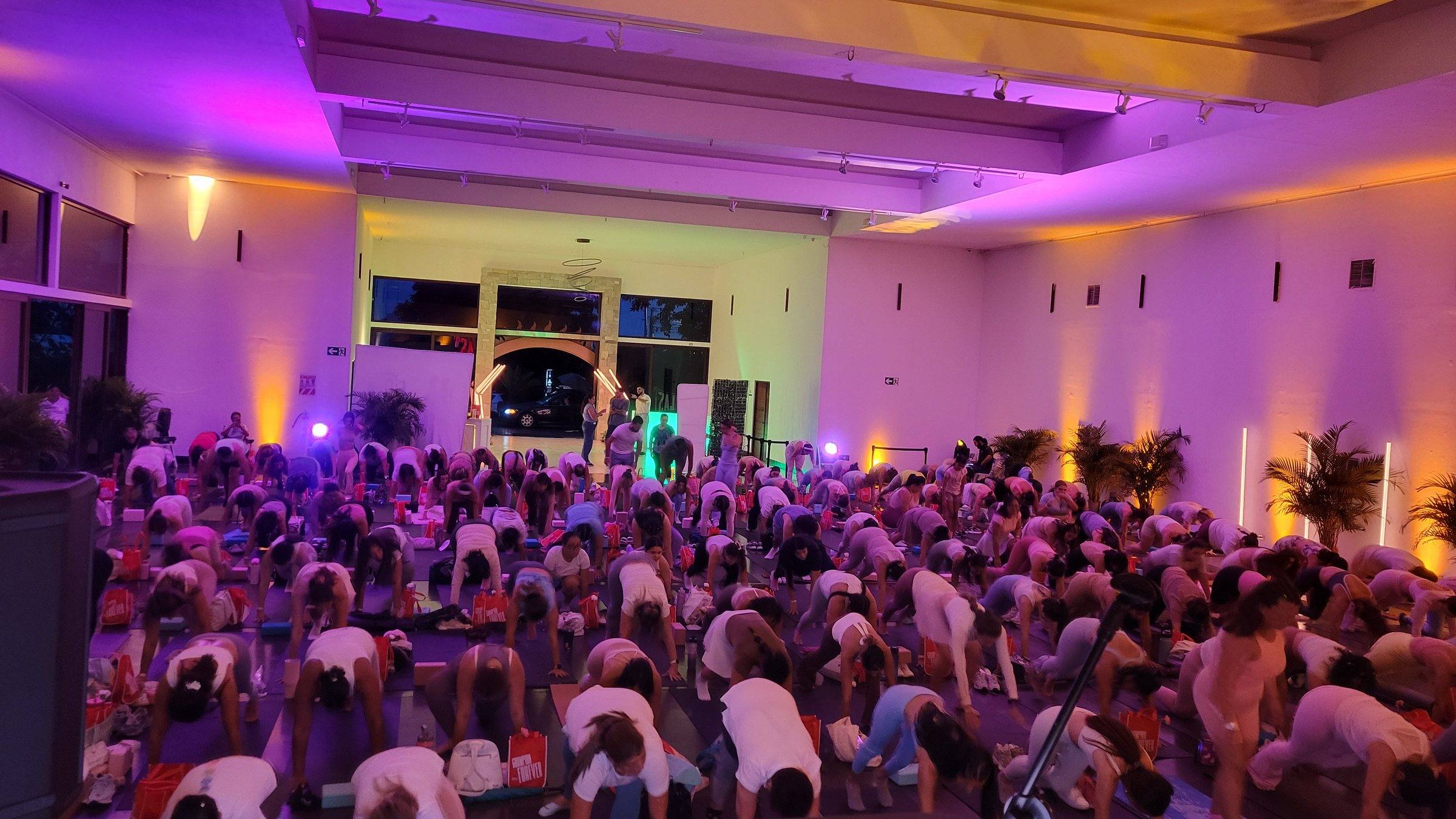 Clase en luz violeta durante Flow & Glow