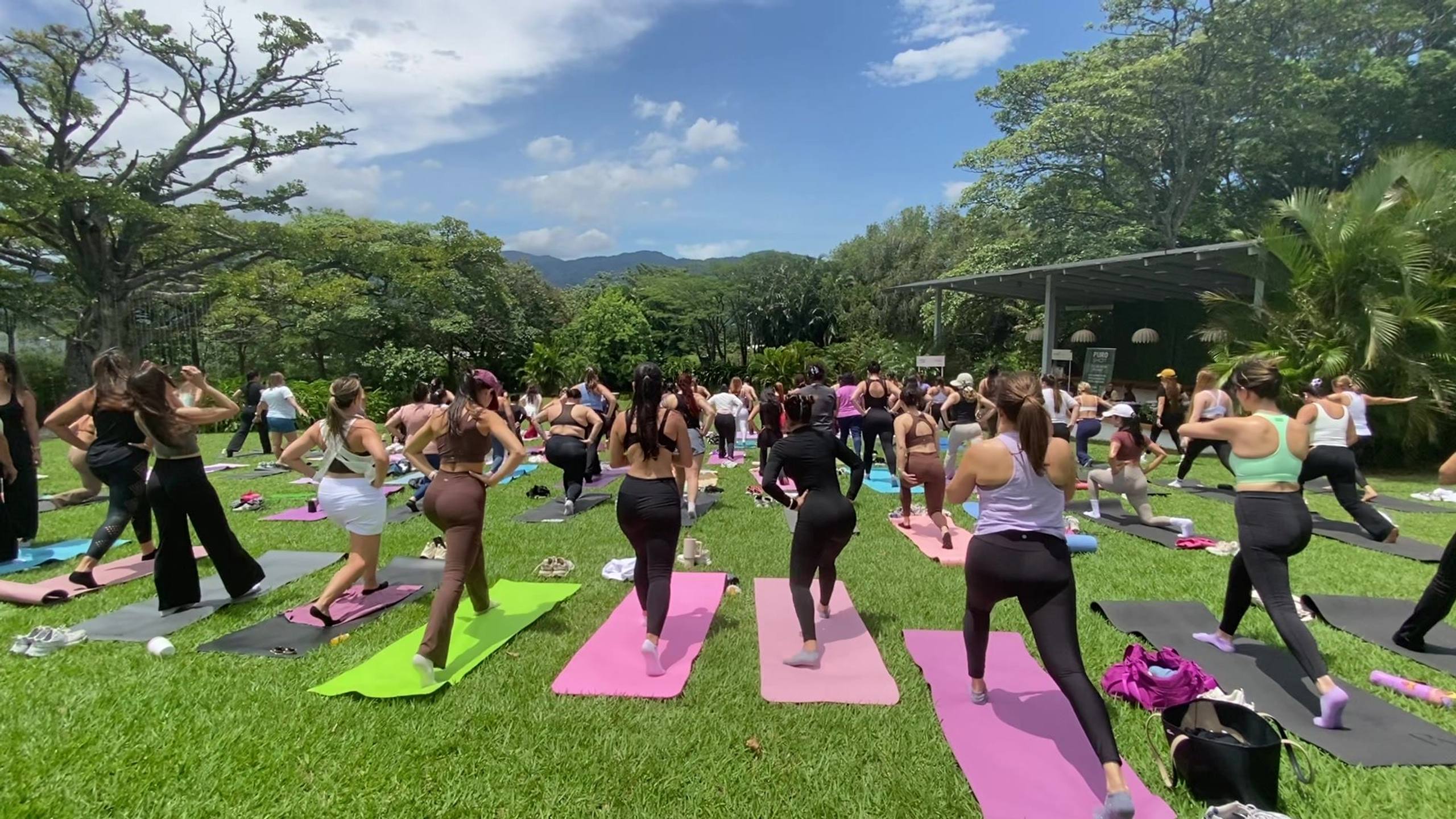 Clase de pilates en el campo durante Conectá con tu piel