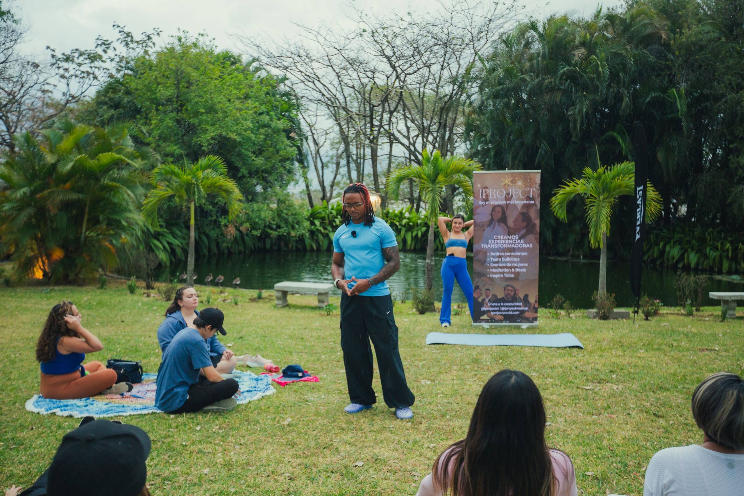 Charla al aire libre junto al lago de Campo Lago