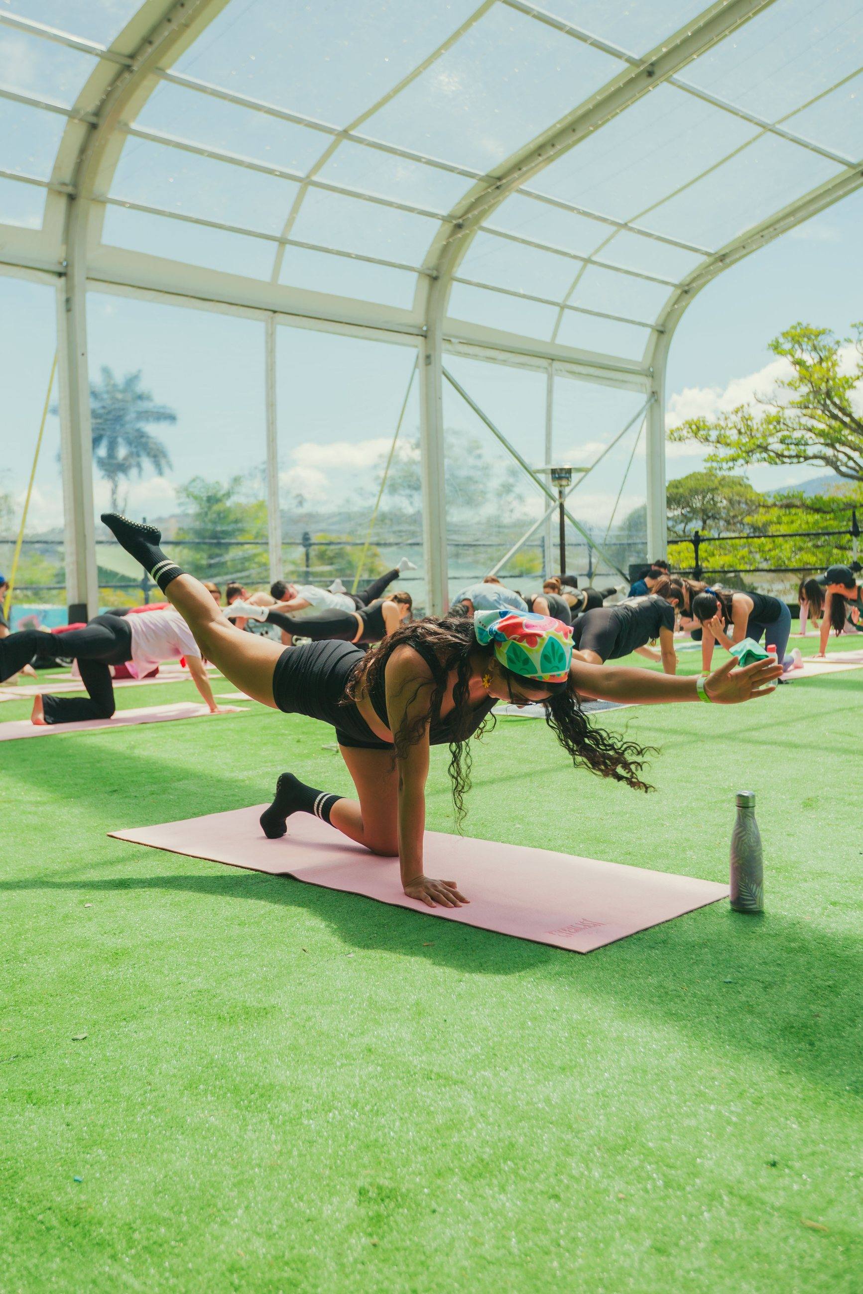 Equilibrio sobre el mat en la clase bajo la carpa