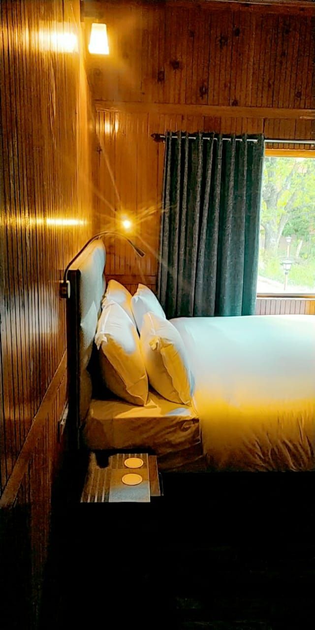 Warm rooms, mountain views. Pahalgam guest house.