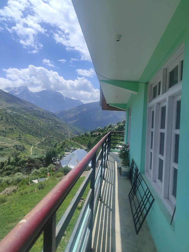 Manali house with mountain views, home cooking