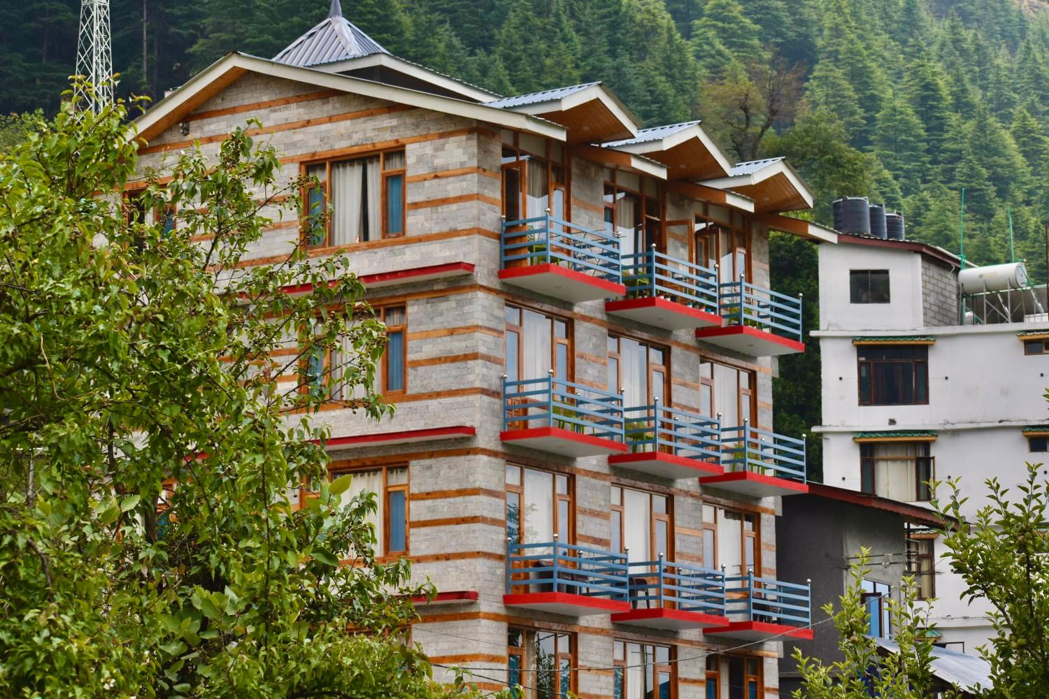 Manali House, Himachal: Balcony views & mountain air