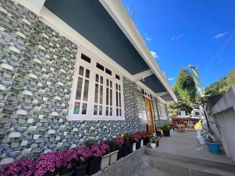 Warm meals, sunrise views. Tawang homestay.
